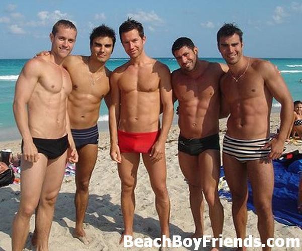 Giovani ragazzi con corpi caldi che prendono in giro bene sulla spiaggia per divertimento
 #76946071
