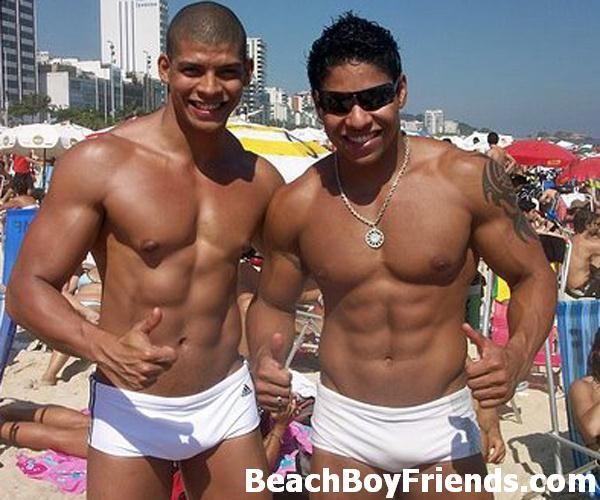 Junge Kerle mit heißen Körpern necken gut am Strand für Spaß
 #76946092