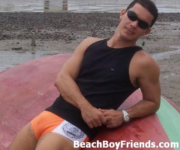 Junge Kerle mit heißen Körpern necken gut am Strand für Spaß
 #76946109