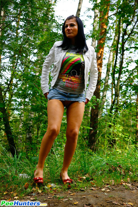 Una morena con botas se mea en un parque público
 #78690178