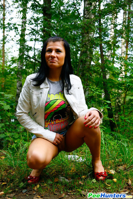 Una morena con botas se mea en un parque público
 #78690188