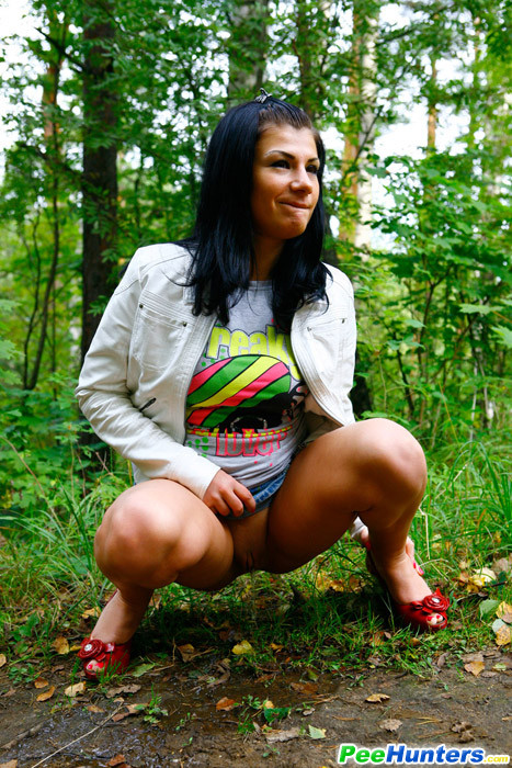 Una morena con botas se mea en un parque público
 #78690237