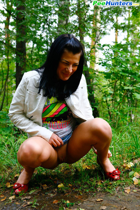 Una morena con botas se mea en un parque público
 #78690246