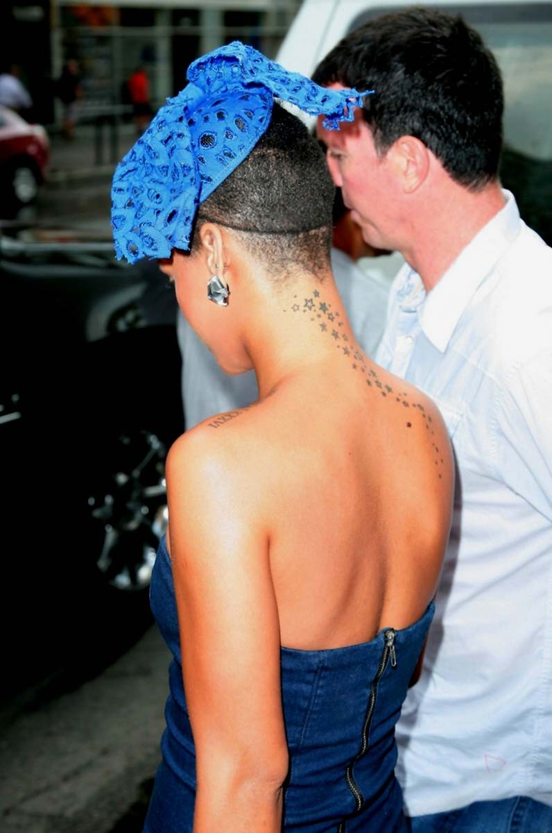 Rihanna mostrando bella scollatura in abito blu sexy
 #75386145