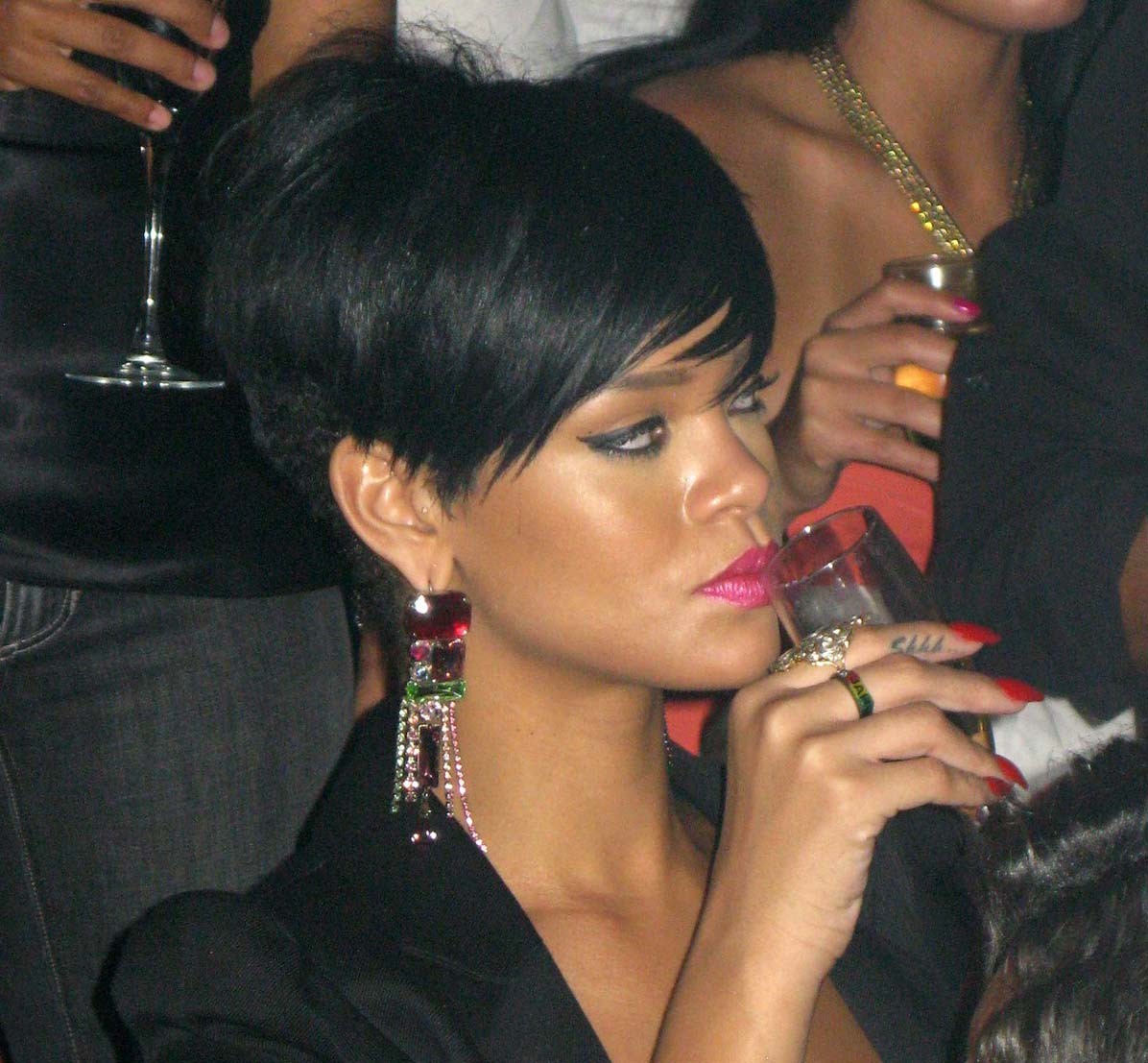 Rihanna montrant un joli décolleté dans une robe bleue sexy
 #75386176