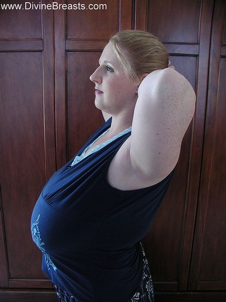 Amateur plumper Sapphire proudly displaying huge tits #67461010