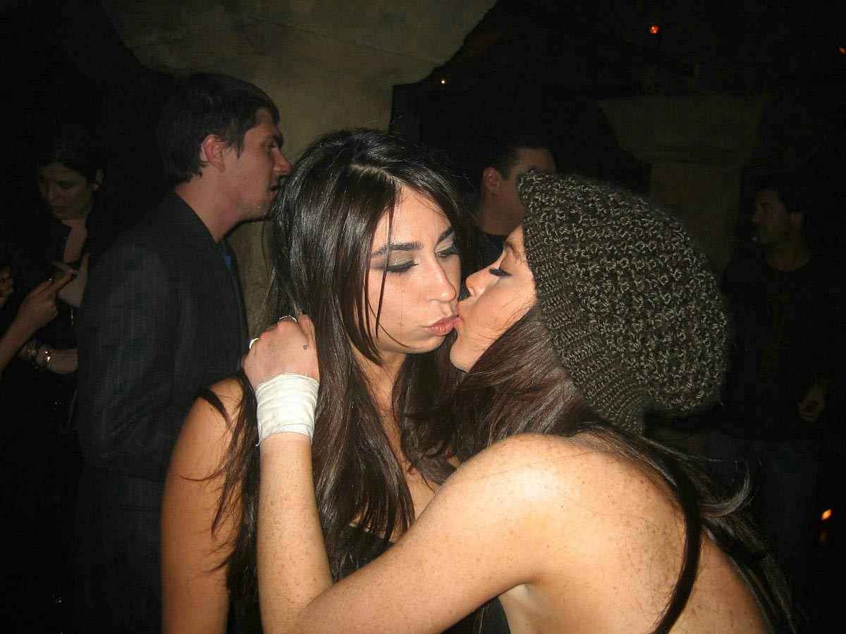 Lindsay lohan divirtiendose mientras besa a una nena
 #75390990