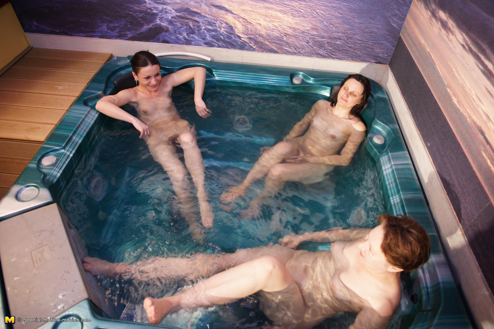 Echemos un vistazo a una sauna de maduras totalmente femenina
 #76491369