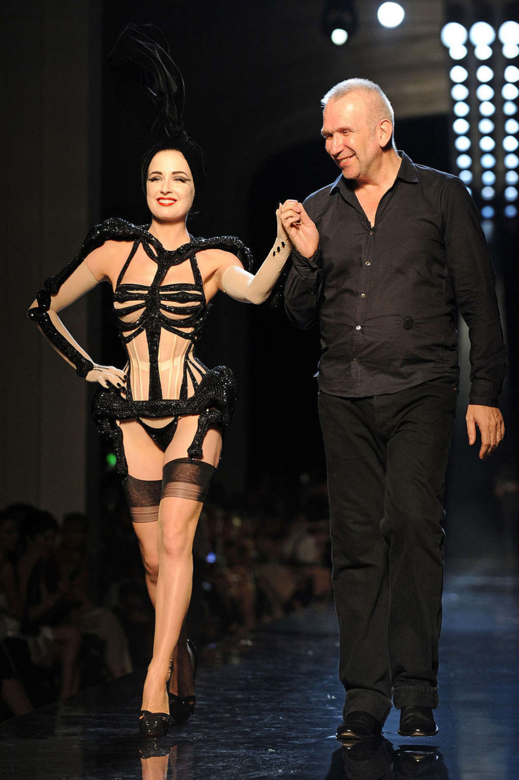 Dita von teese che espone il suo culo e posa sexy in calze
 #75342311