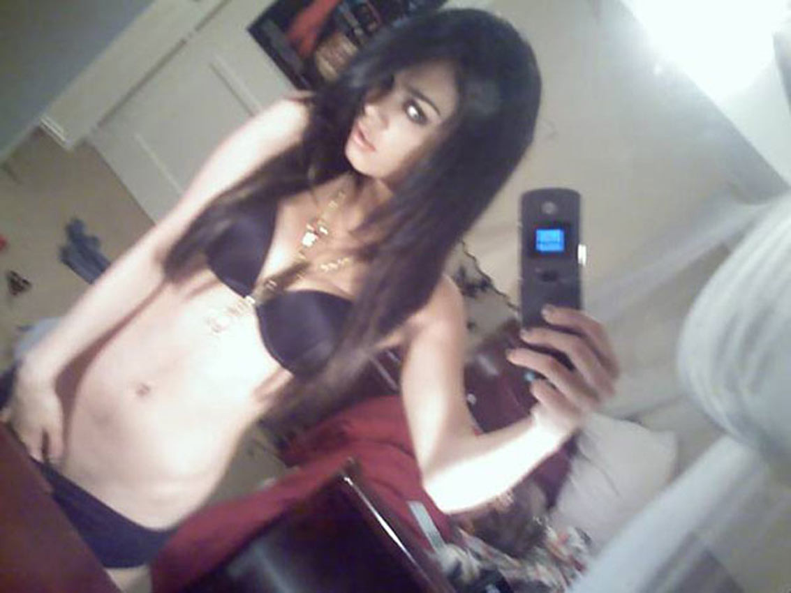 Vanessa Hudgens in topless in foto di casa privata
 #75311791