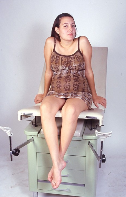 Une femme enceinte excitée attend l'examen du médecin
 #76592396