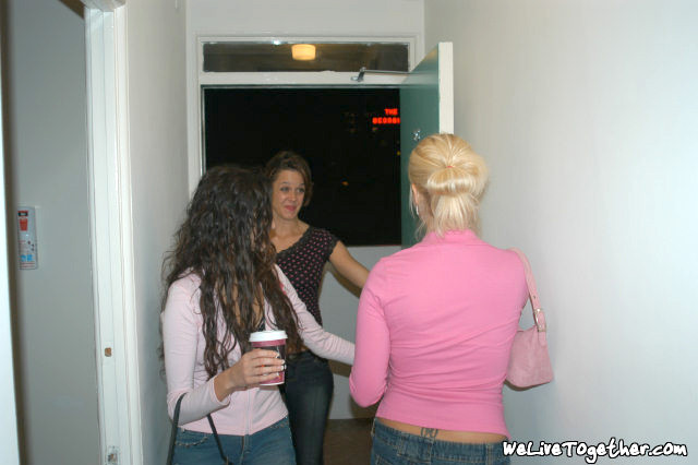 Dos morenas y una rubia follando con un consolador
 #76186345