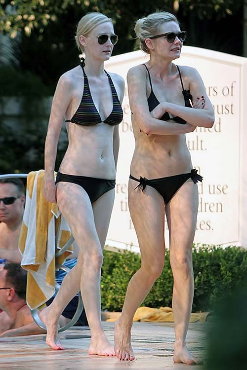 Kirsten Dunst entblößt sexy Körper und riesige Brüste im schwarzen Bikini am Pool
 #75284445
