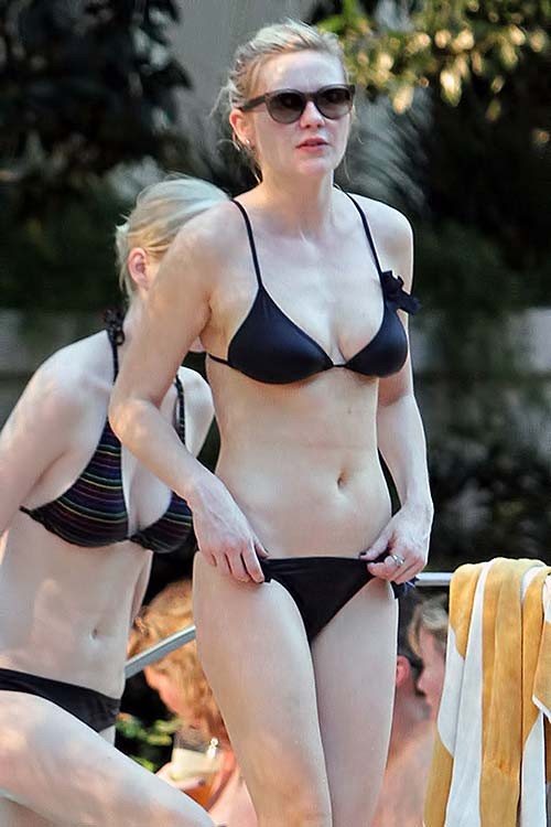 Kirsten Dunst entblößt sexy Körper und riesige Brüste im schwarzen Bikini am Pool
 #75284469