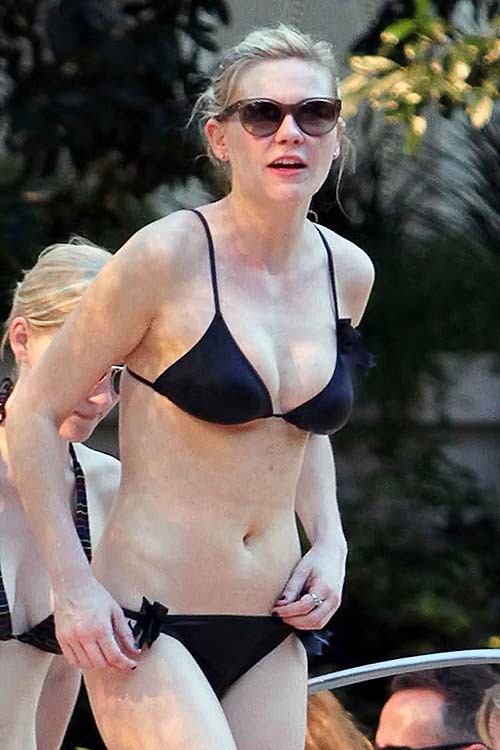 Kirsten Dunst entblößt sexy Körper und riesige Brüste im schwarzen Bikini am Pool
 #75284476