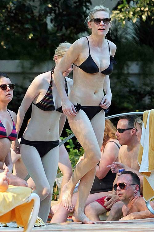 Kirsten Dunst entblößt sexy Körper und riesige Brüste im schwarzen Bikini am Pool
 #75284484