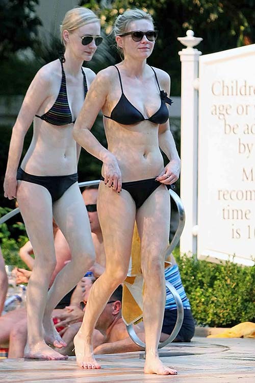 Kirsten Dunst entblößt sexy Körper und riesige Brüste im schwarzen Bikini am Pool
 #75284491