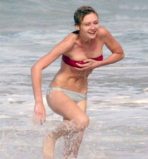 Kirsten Dunst entblößt sexy Körper und riesige Brüste im schwarzen Bikini am Pool
 #75284504