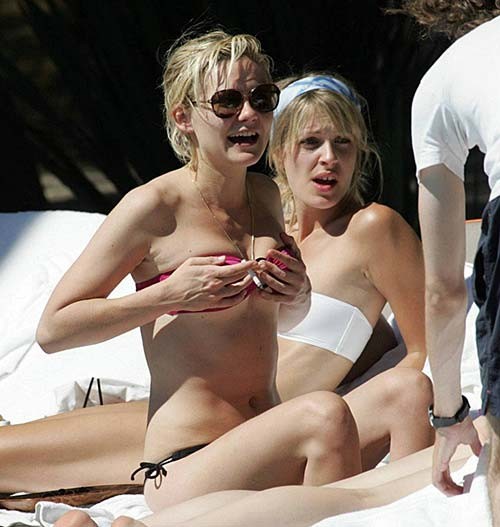 Kirsten Dunst entblößt sexy Körper und riesige Brüste im schwarzen Bikini am Pool
 #75284506
