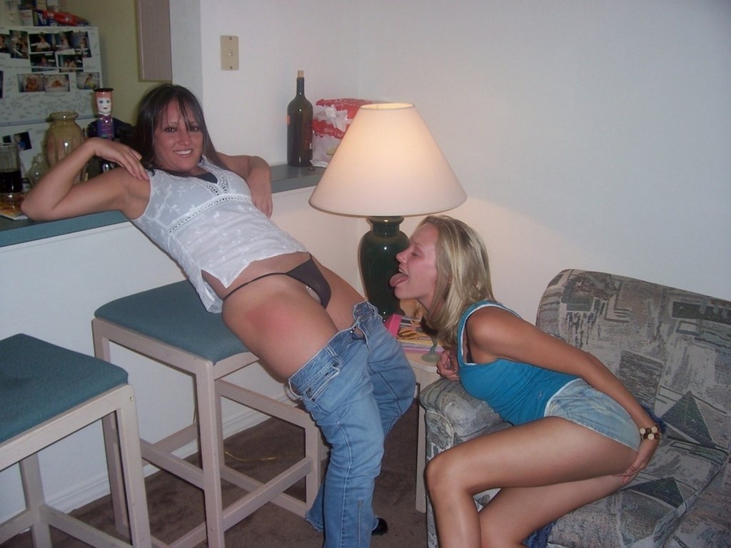 Foto di troie ubriache e nude mentre giocano
 #76397218