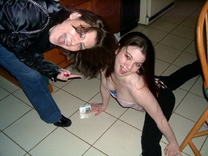 Foto di troie ubriache e nude mentre giocano
 #76397222