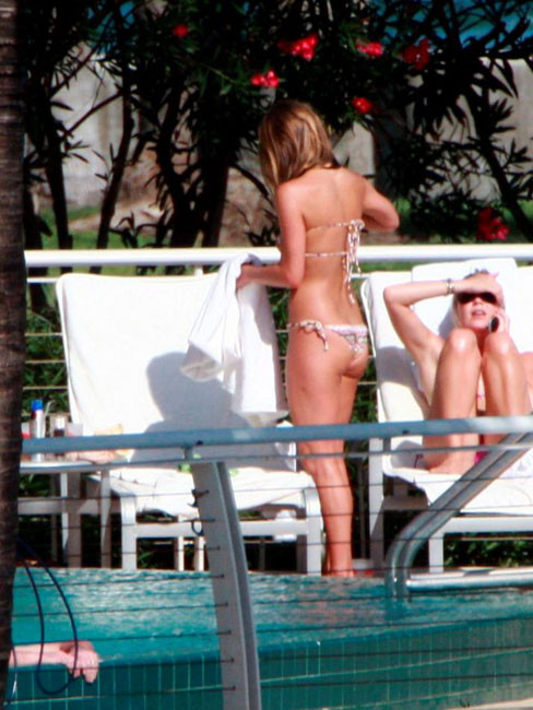 Celeb jennifer aniston guardando molto sexy in bikini stretto
 #75402445