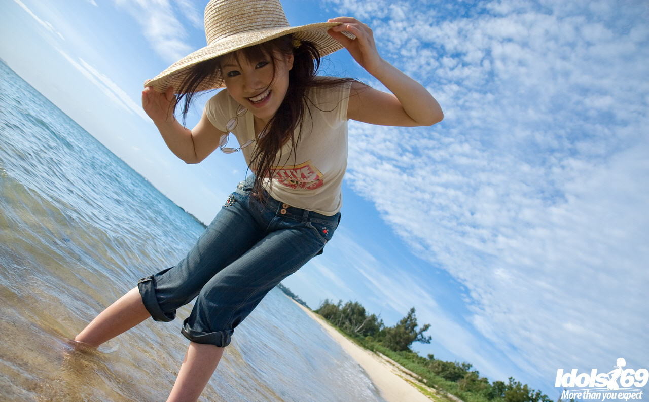 Une superbe jeune asiatique se déshabille et joue sur la plage.
 #69877360