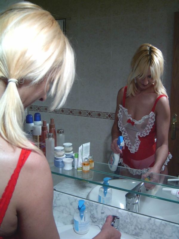 Rubia ama de casa abriendo su culo y su coño en el baño
 #70584952