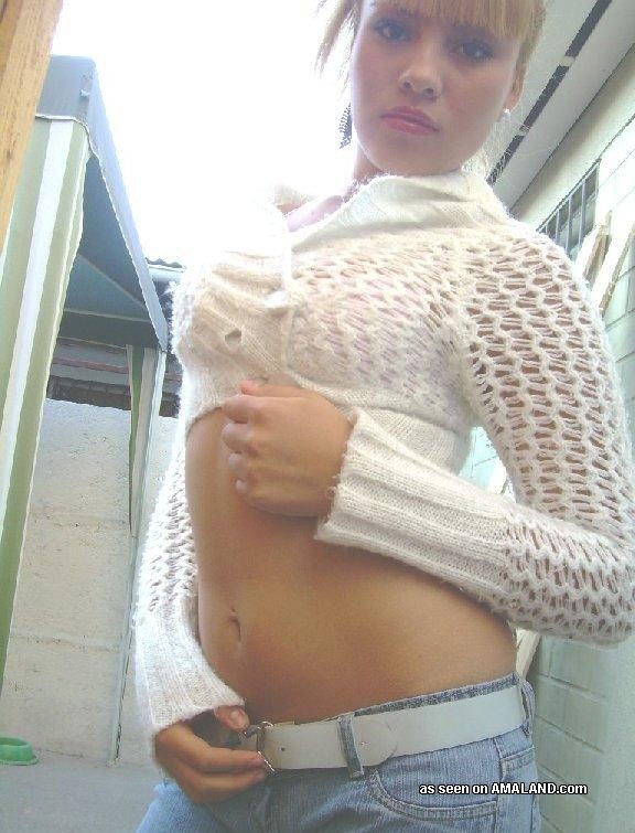 Selección de una novia no desnuda autodisparándose en casa
 #76129039