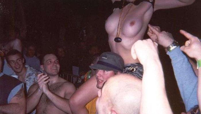 酔っぱらってコンサートで乳首を見せる女たち
 #76394909