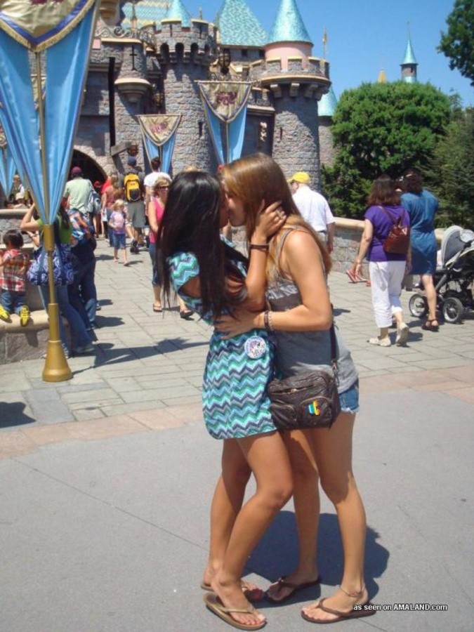 Geile wilde ungezogene Amateur-Lesben in heißen Liplocks
 #68132724