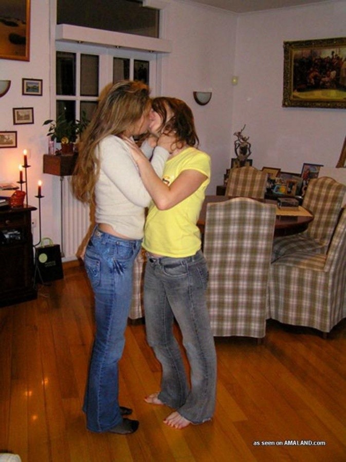 Geile wilde ungezogene Amateur-Lesben in heißen Liplocks
 #68132729