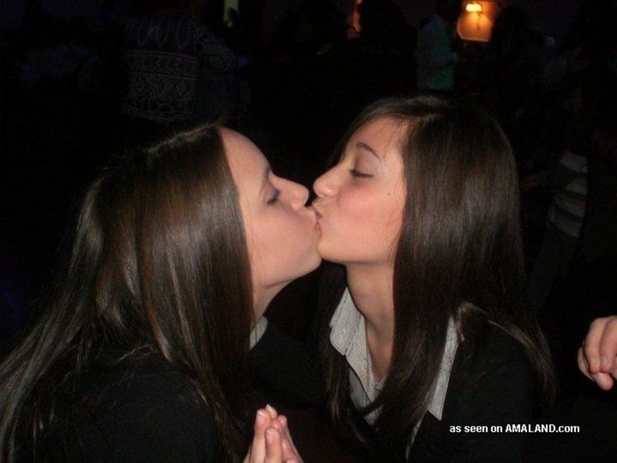 Geile wilde ungezogene Amateur-Lesben in heißen Liplocks
 #68132742