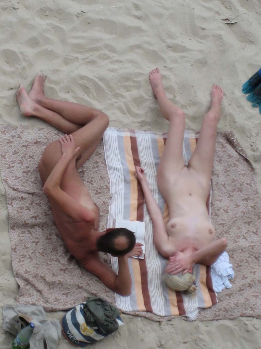 Giovane giovane nudista si spoglia per abbronzare il suo corpo nudo
 #72249302