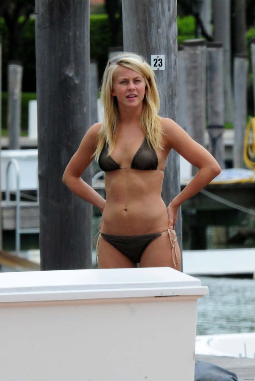 Julianne hough mostrando su cuerpo sexy y su culo en bikini
 #75298217