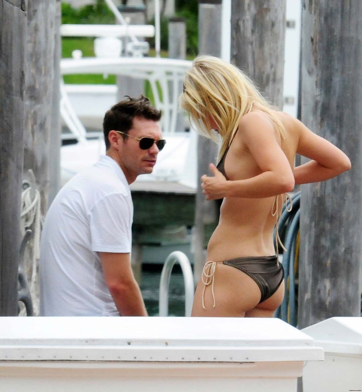 Julianne hough esponendo cazzo sexy corpo e culo caldo in bikini
 #75298240