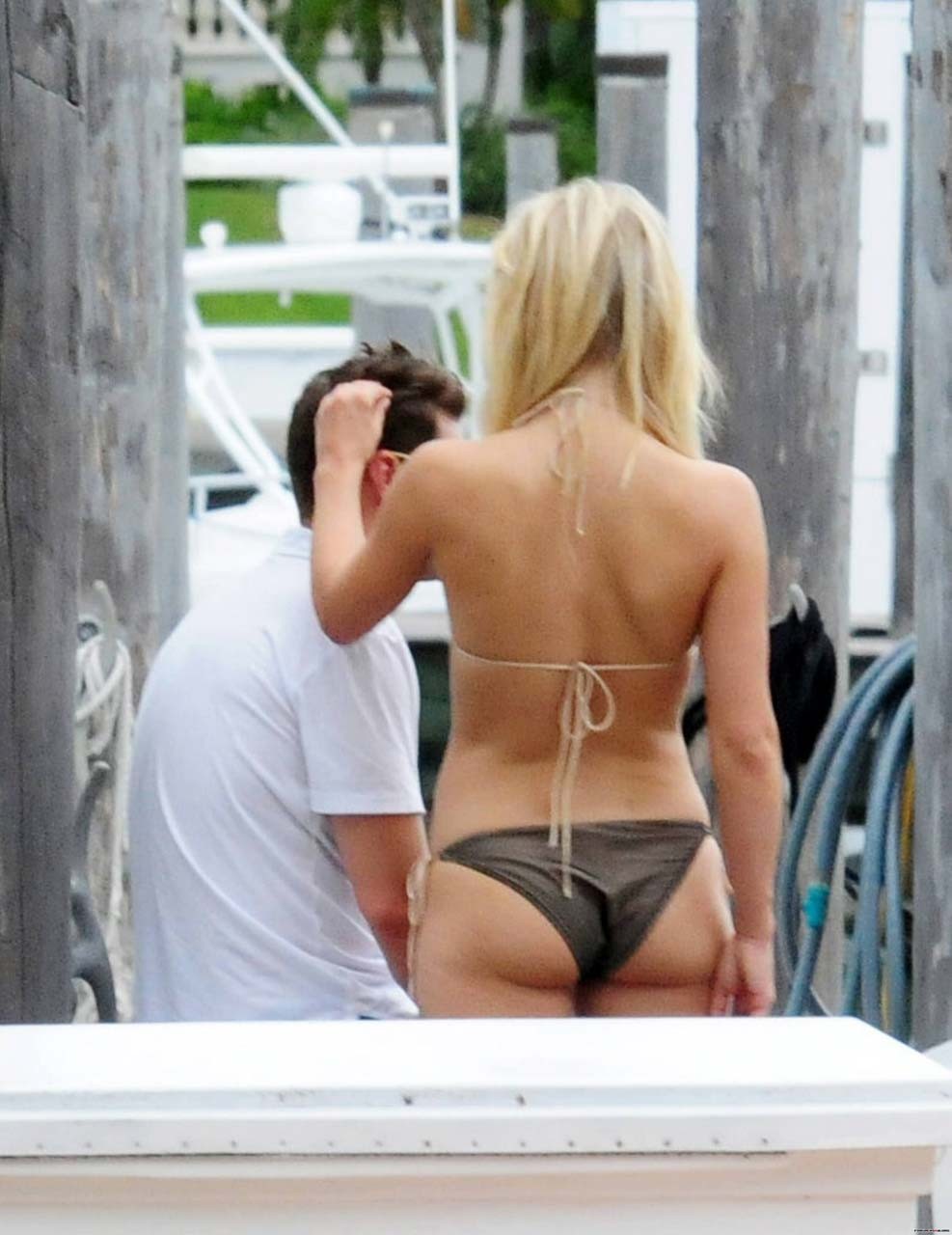 Julianne hough esponendo cazzo sexy corpo e culo caldo in bikini
 #75298262