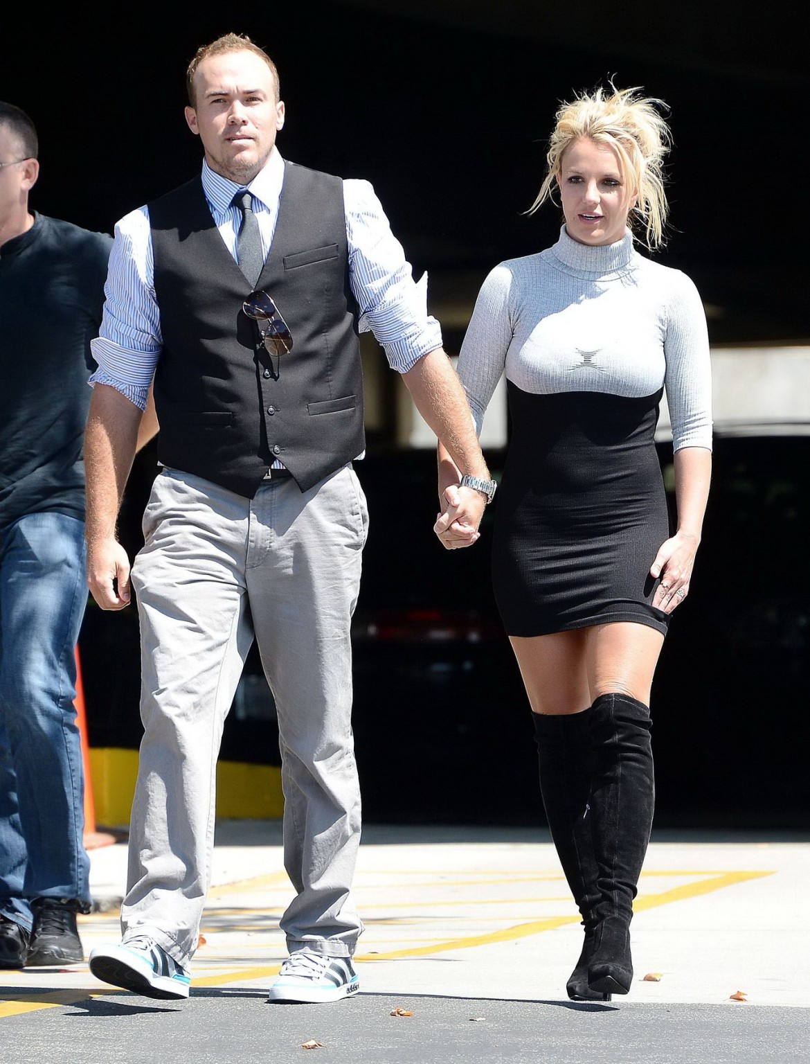 Britney Spears en petite robe moulante et bottes "fuck-me" à la sortie d'une église à Mille.
 #75223084
