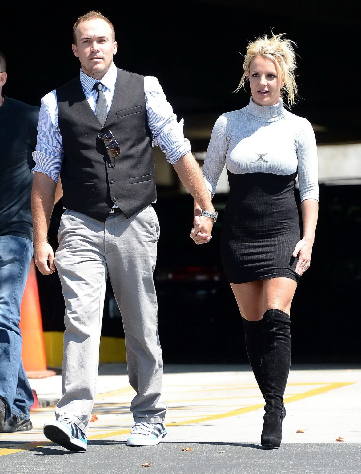Britney Spears en petite robe moulante et bottes "fuck-me" à la sortie d'une église à Mille.
 #75223092