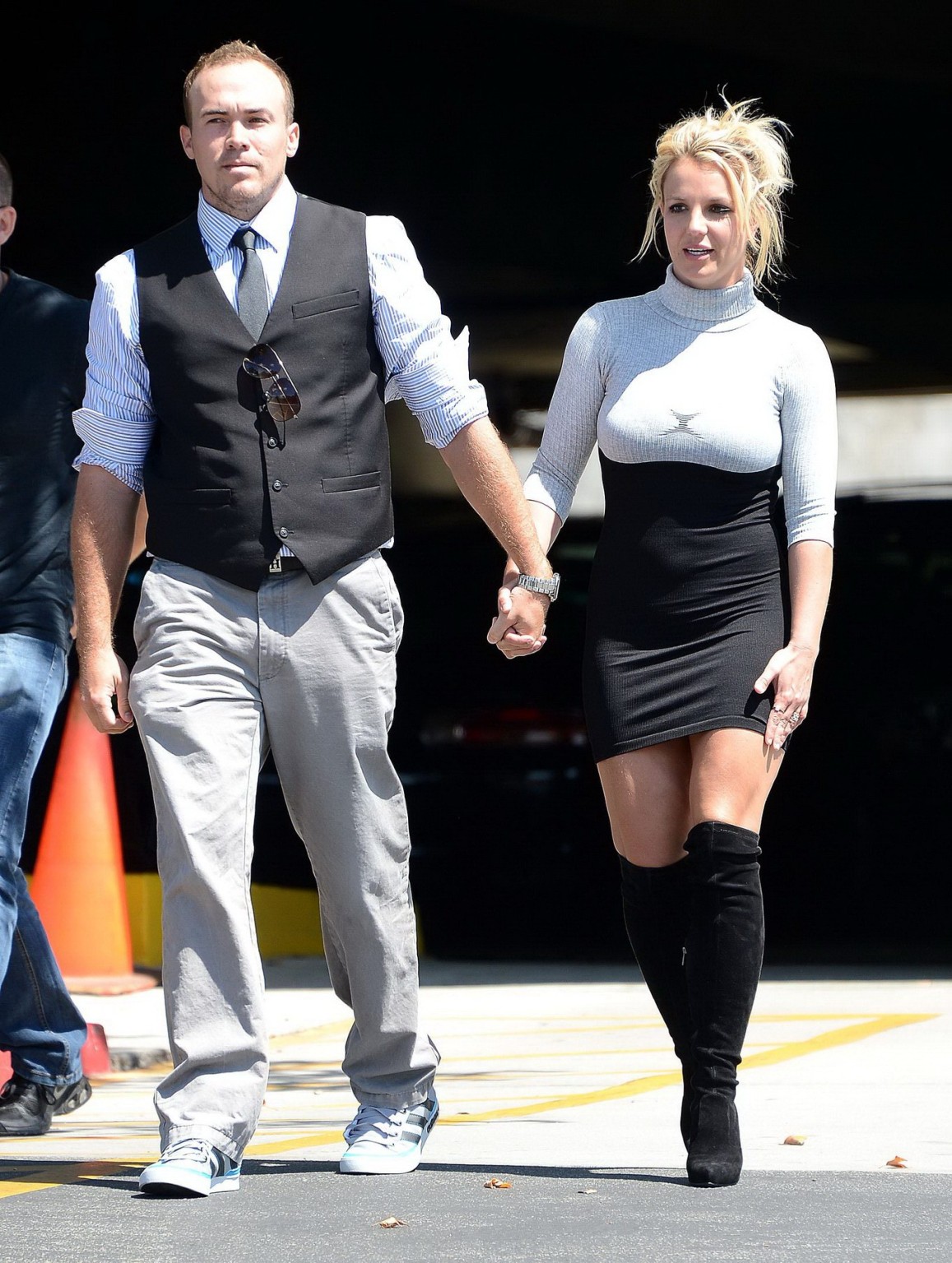 Britney Spears en petite robe moulante et bottes "fuck-me" à la sortie d'une église à Mille.
 #75223104