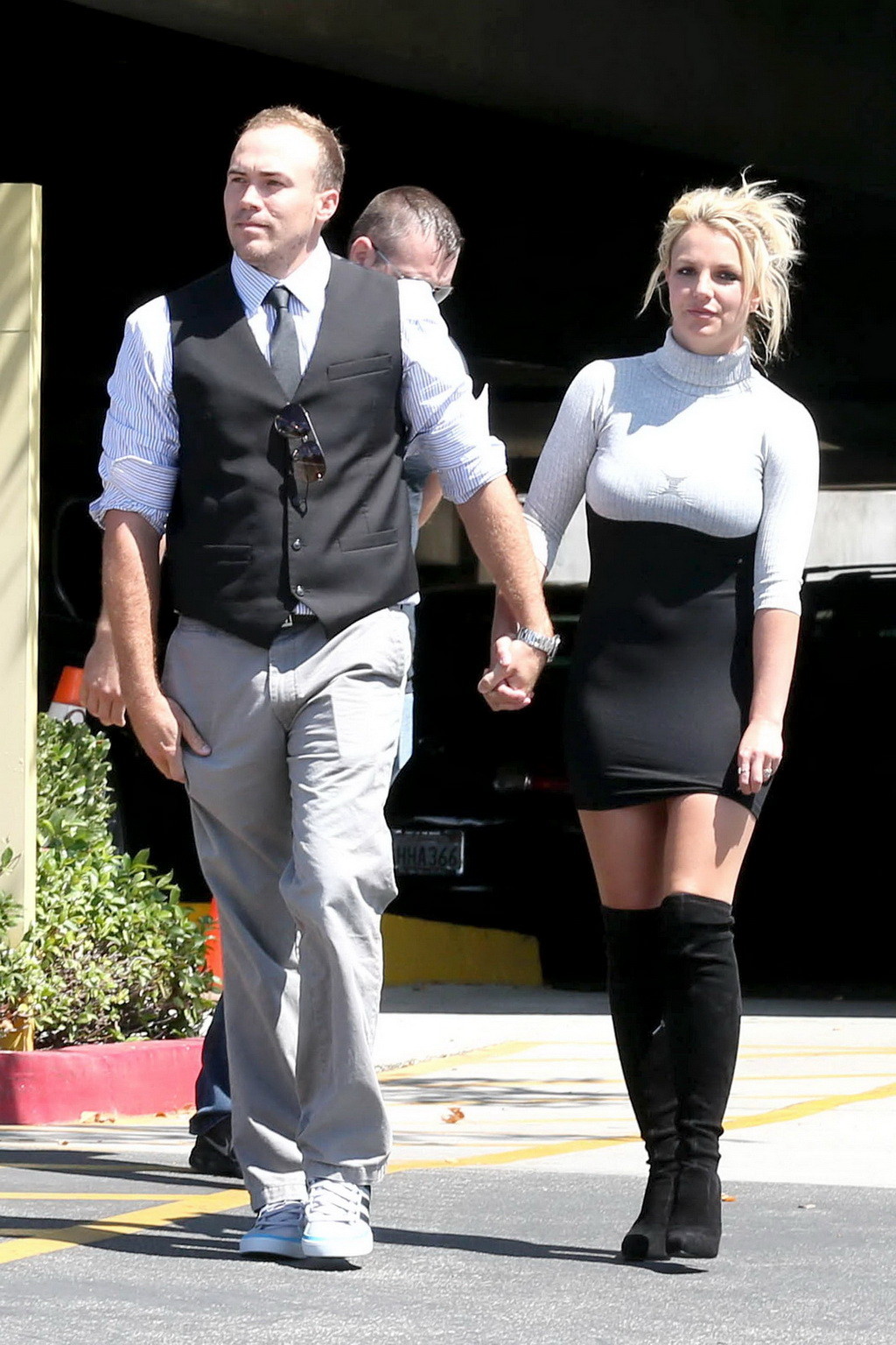 Britney Spears en petite robe moulante et bottes "fuck-me" à la sortie d'une église à Mille.
 #75223126