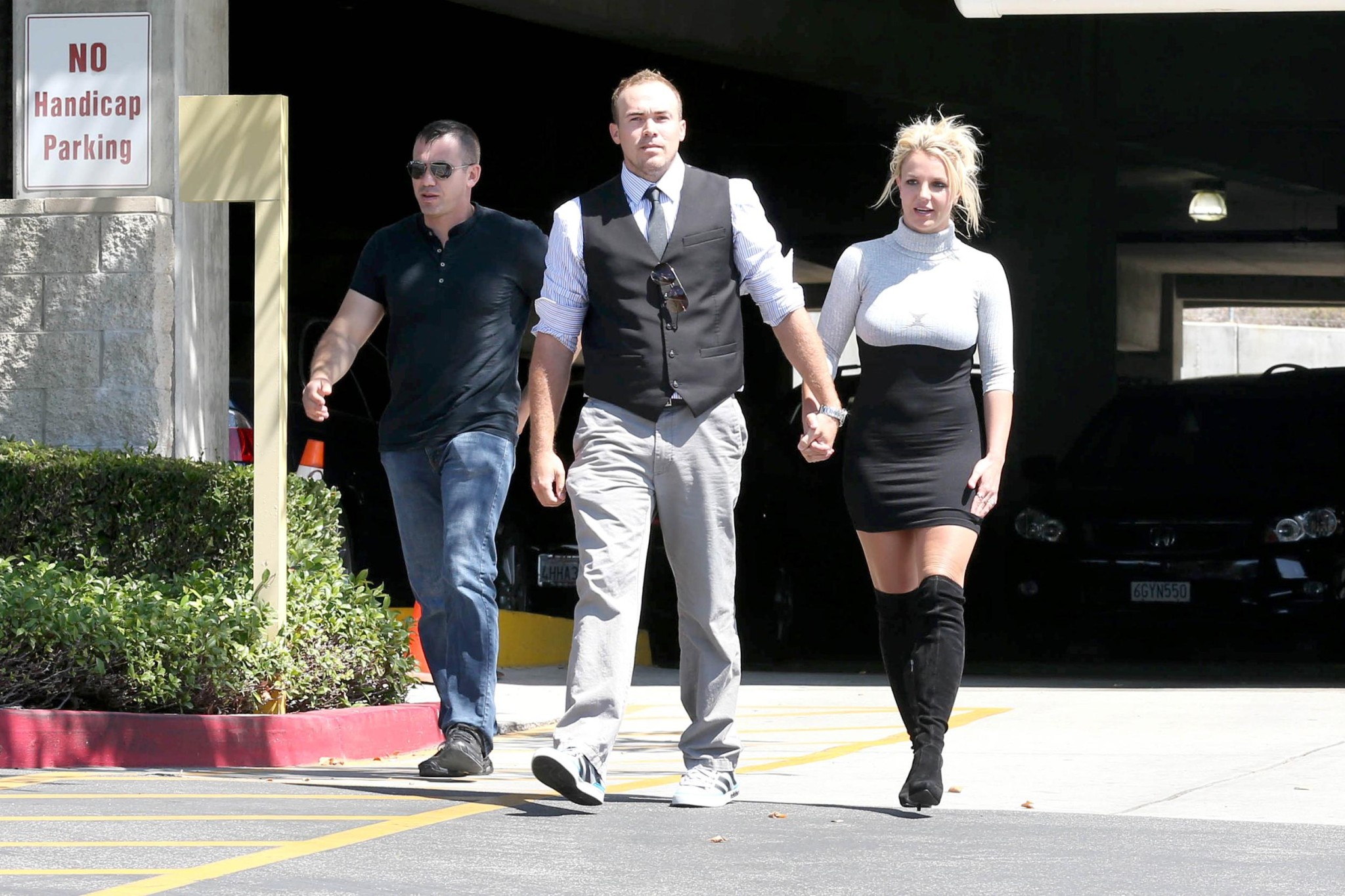 Britney Spears en petite robe moulante et bottes "fuck-me" à la sortie d'une église à Mille.
 #75223137