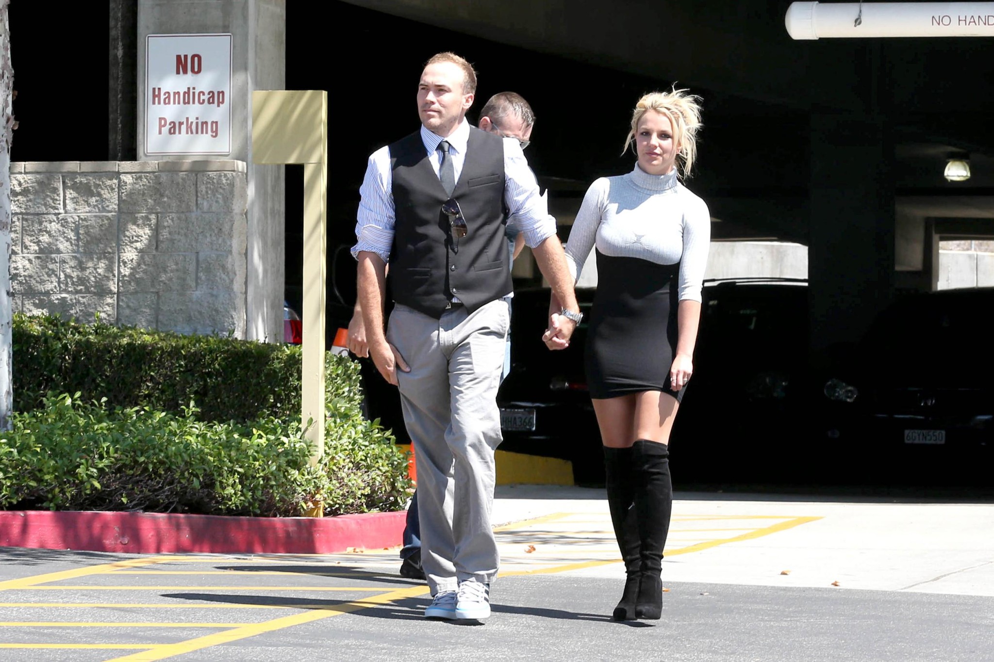 Britney Spears en petite robe moulante et bottes "fuck-me" à la sortie d'une église à Mille.
 #75223147