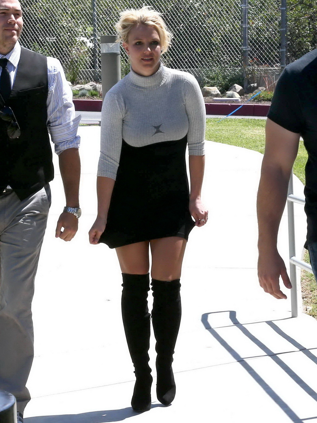 Britney Spears en petite robe moulante et bottes "fuck-me" à la sortie d'une église à Mille.
 #75223188