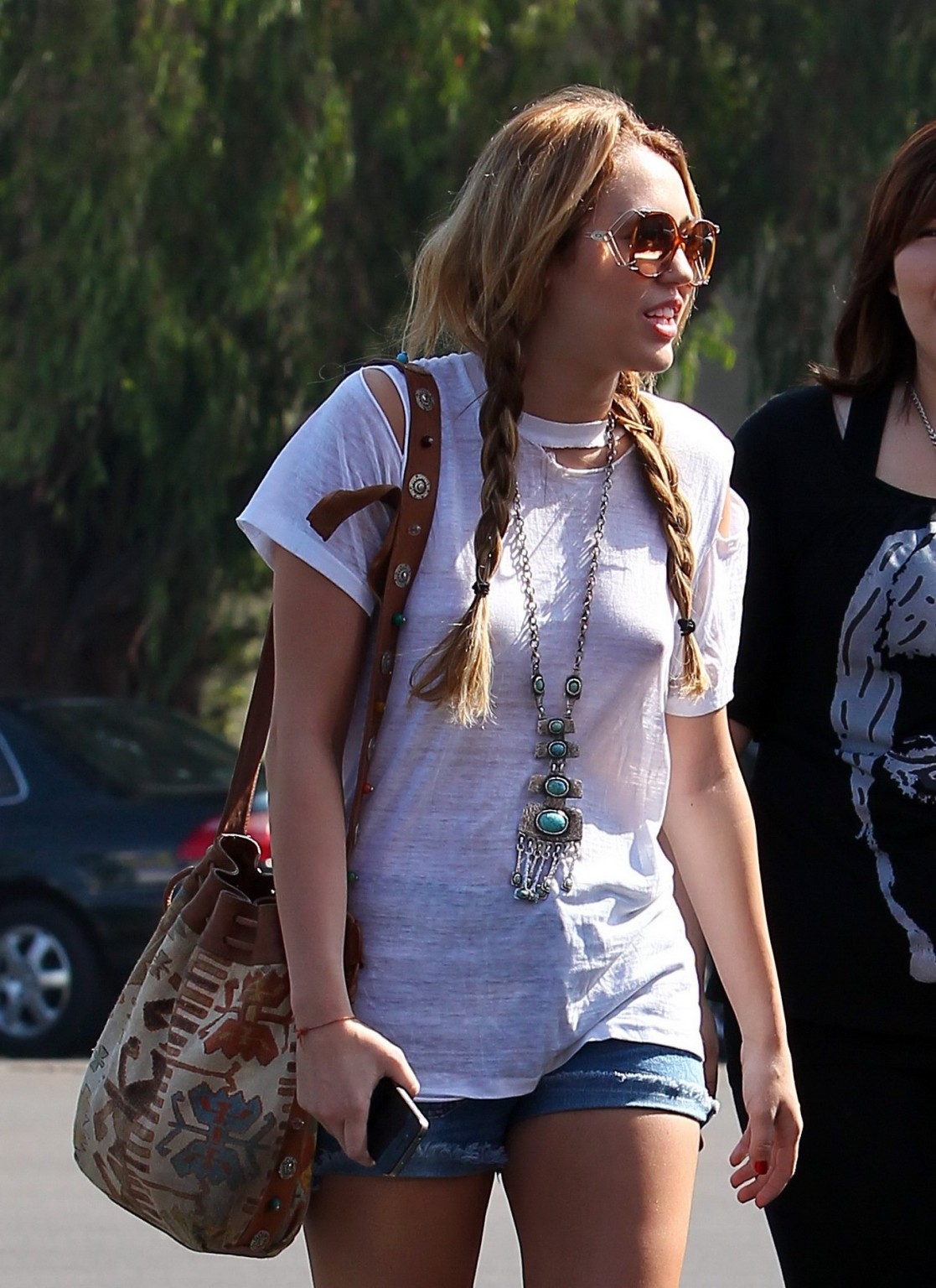 Miley Cyrus sans soutien-gorge et portant un t-shirt transparent à l'extérieur du Patty's Rest à Toluca L.
 #75279212