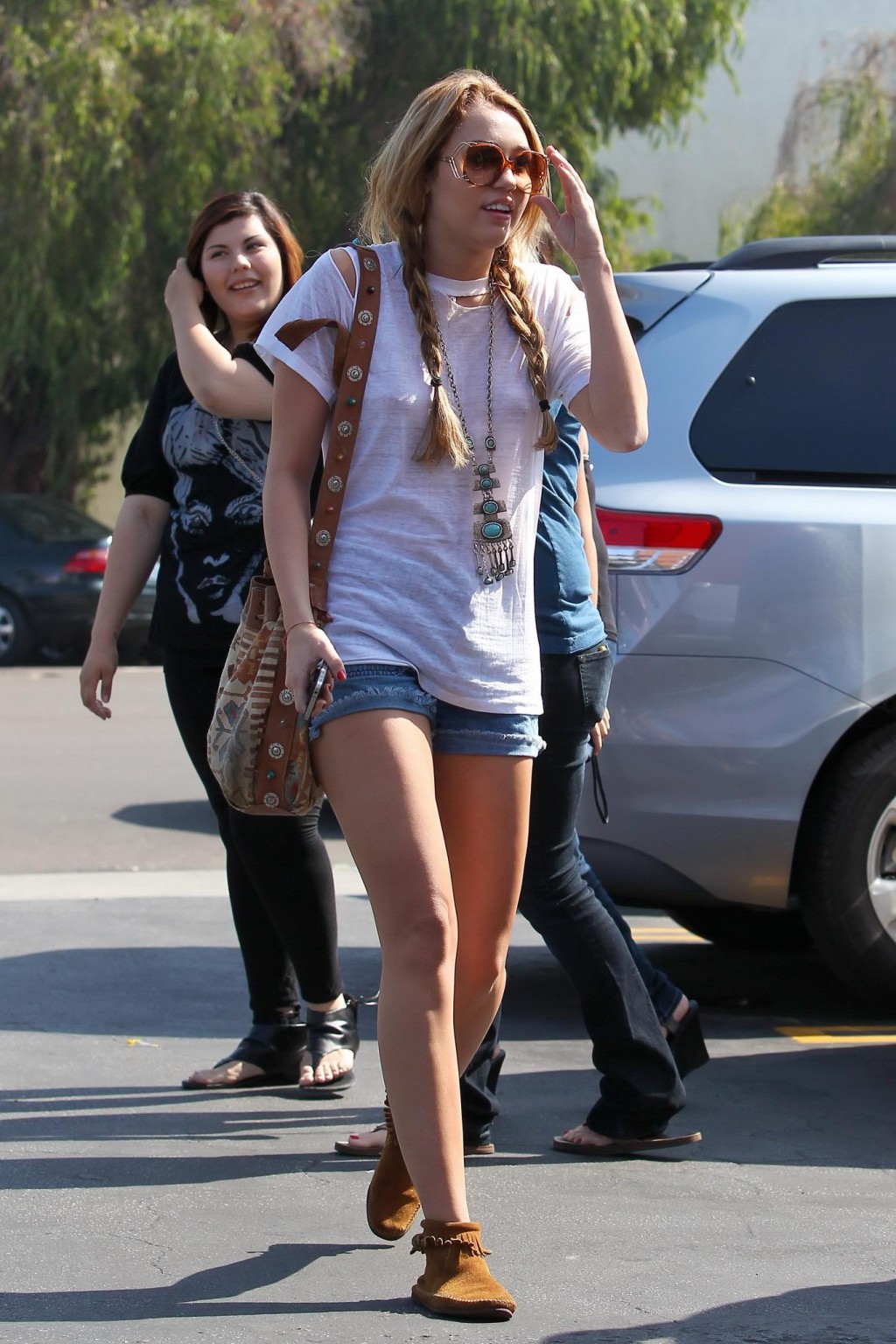 Miley cyrus sin sujetador y con una camiseta transparente fuera de patty's rest en toluca l
 #75279265