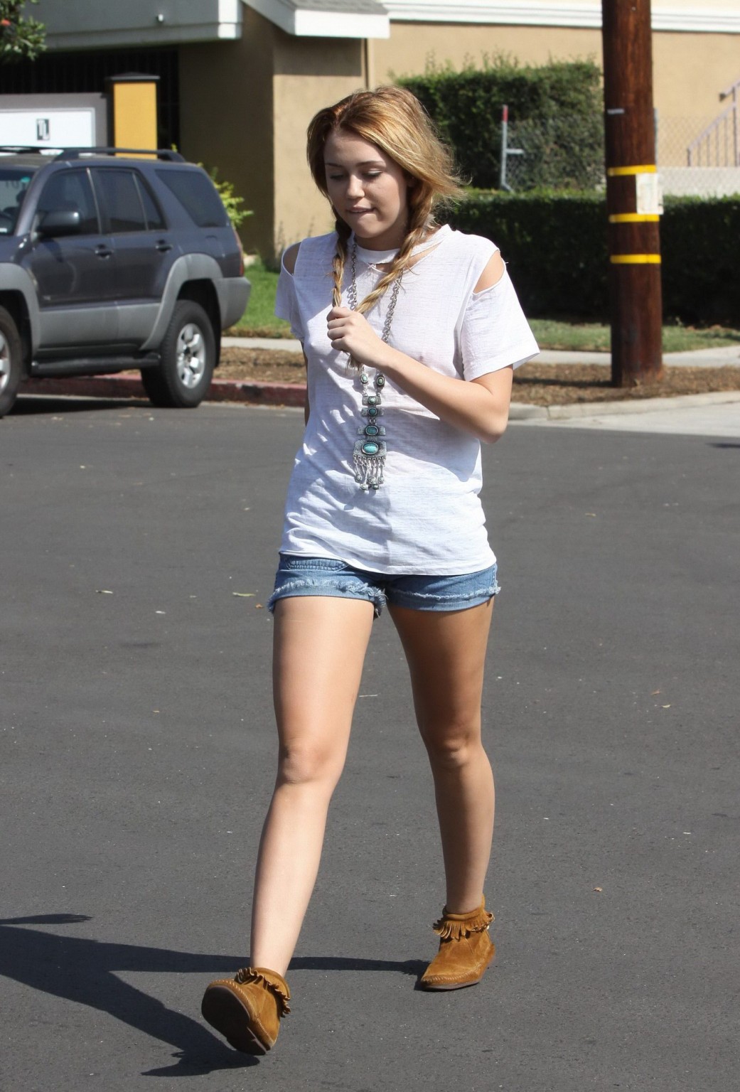 Miley Cyrus sans soutien-gorge et portant un t-shirt transparent à l'extérieur du Patty's Rest à Toluca L.
 #75279400