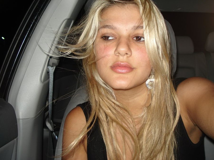 パンティを履いてからだを触るティーンのガールフレンド
 #79432602