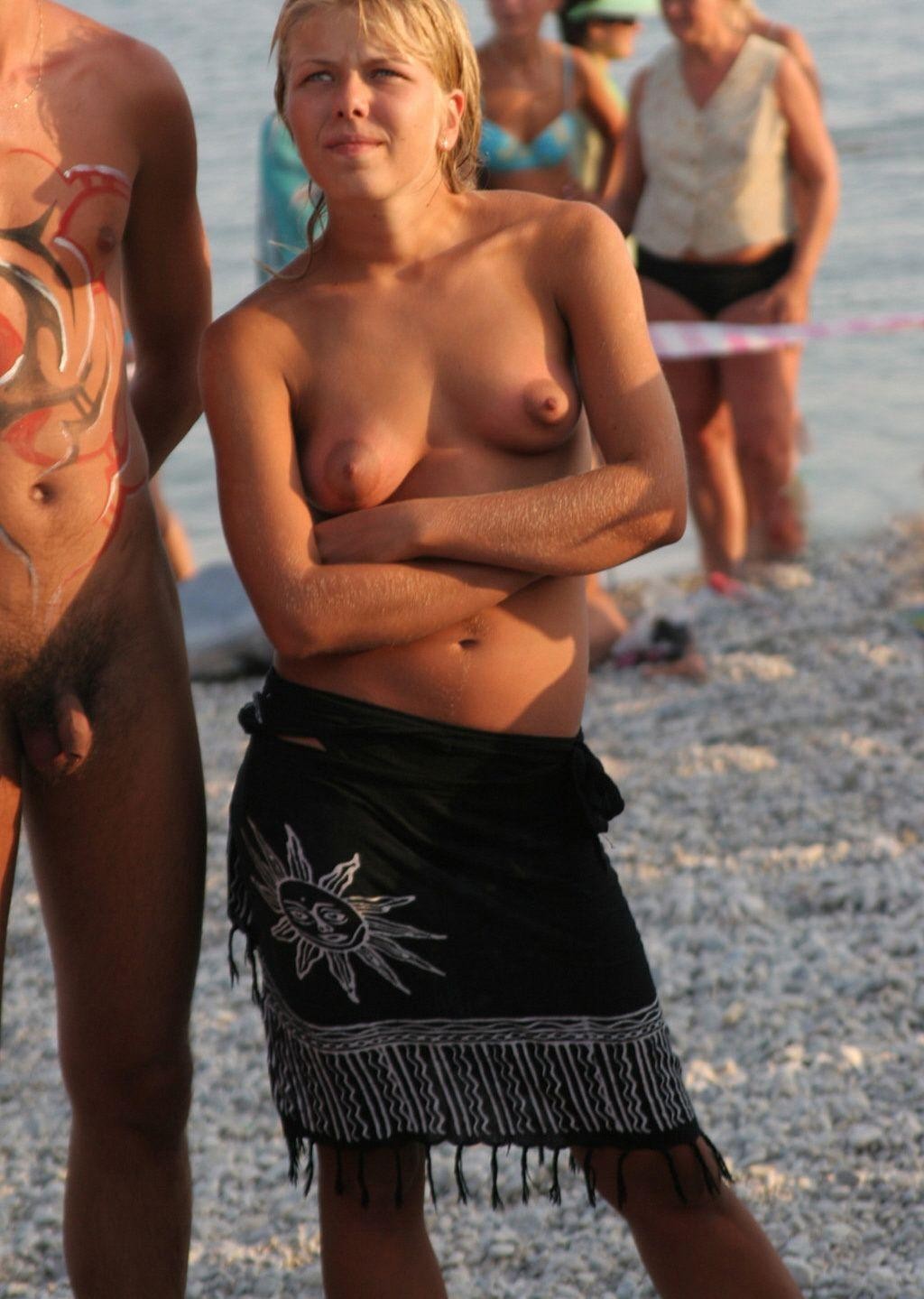 Giovani nudisti si espongono in una spiaggia pubblica
 #72249829