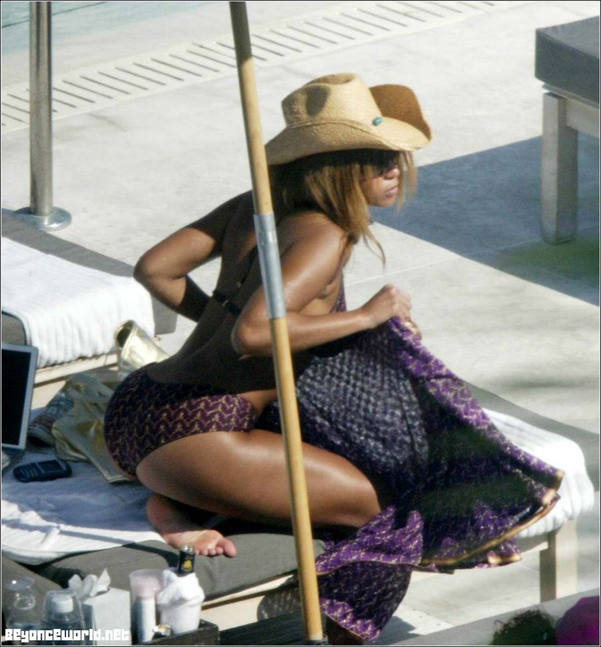 Beyonce Knowles entblößt sexy Körper und heißen Arsch im Bikini am Pool
 #75312922